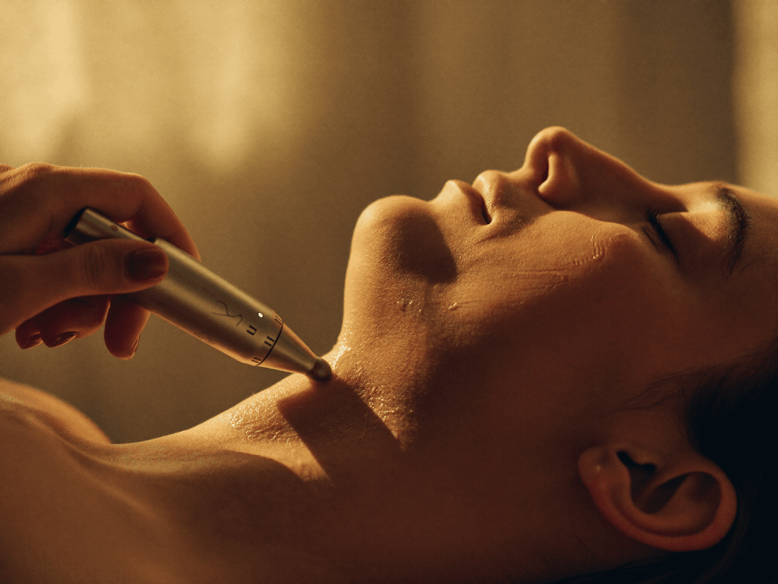 Aparatology device on facial treatment